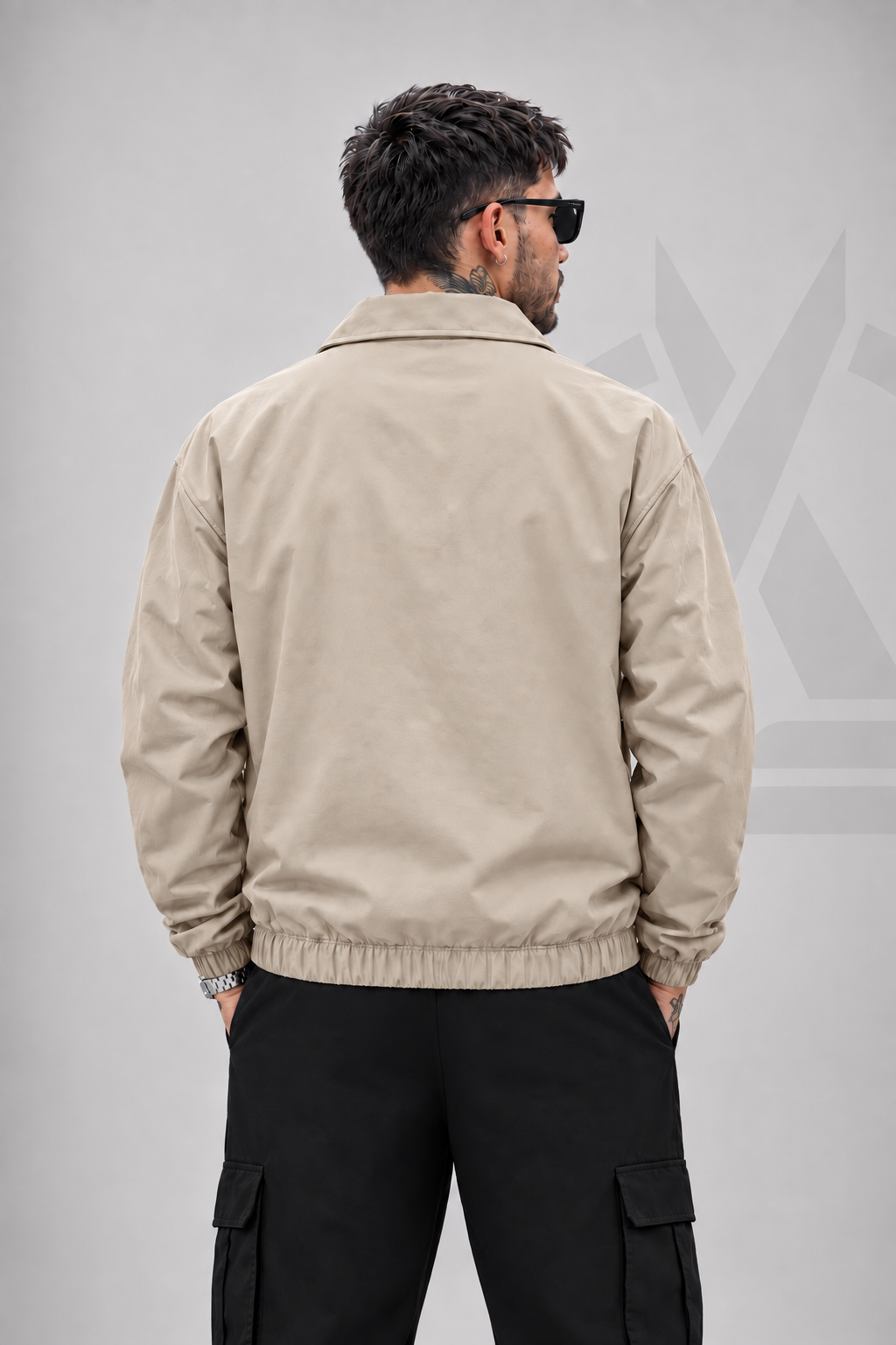 CHAQUETA CON CUELLO Y BOLSILLOS