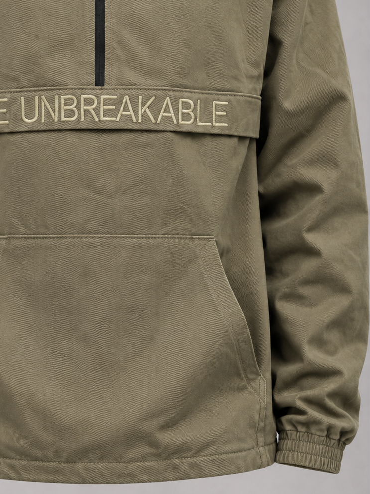 CHAQUETA EN DRILL CON CAPOTA Y MEDIA CREMALLERA