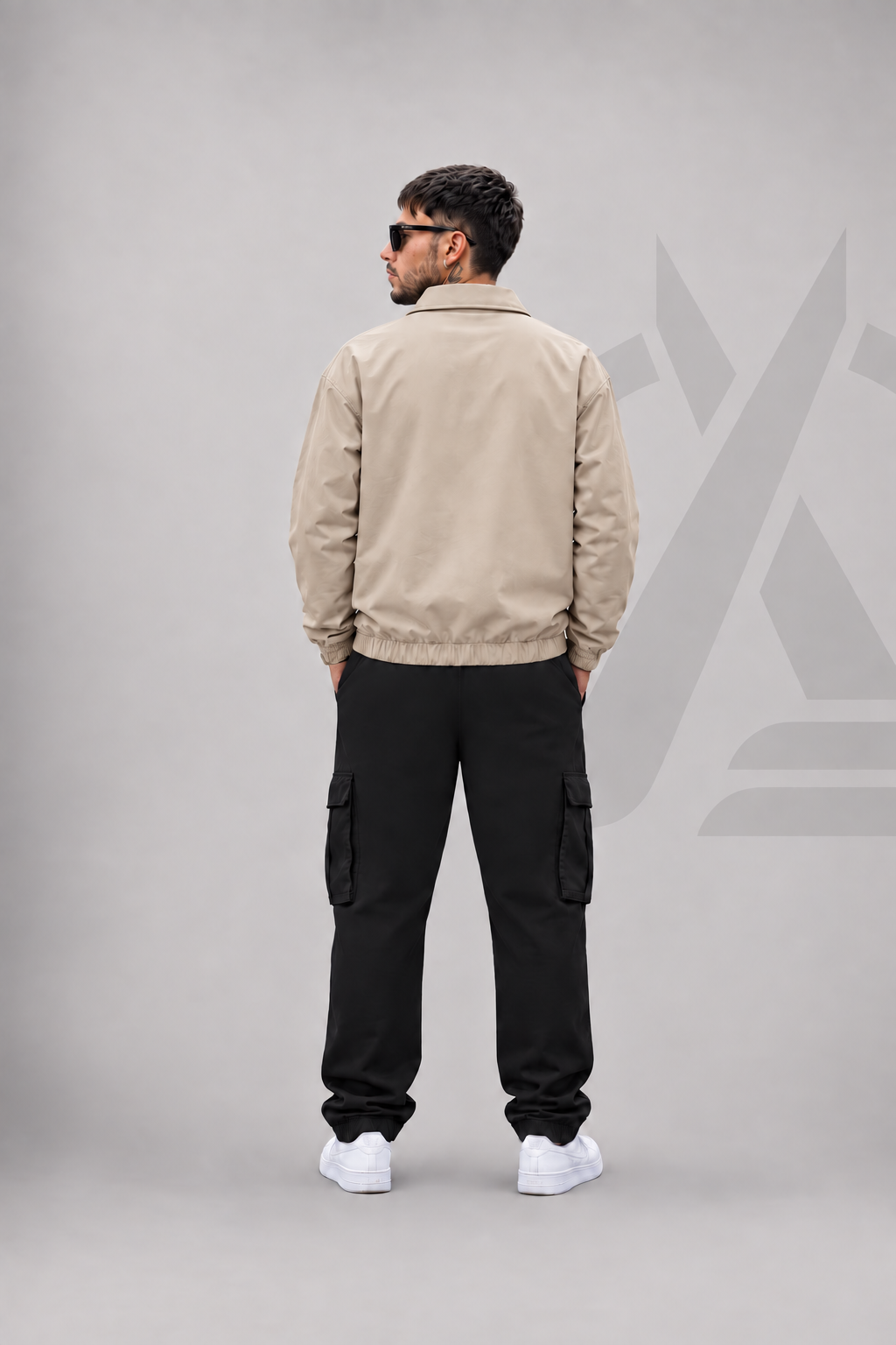 CHAQUETA CON CUELLO Y BOLSILLOS